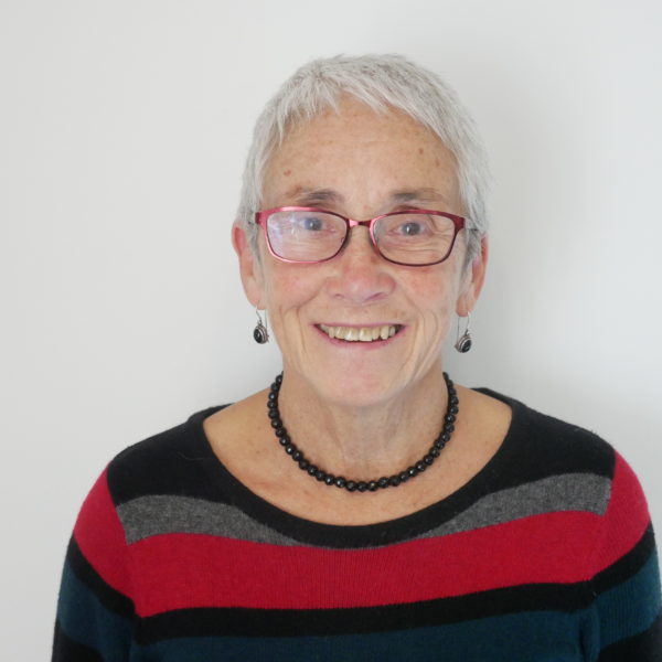 Clare Johnson, Swyddog Rhanddeiliaid